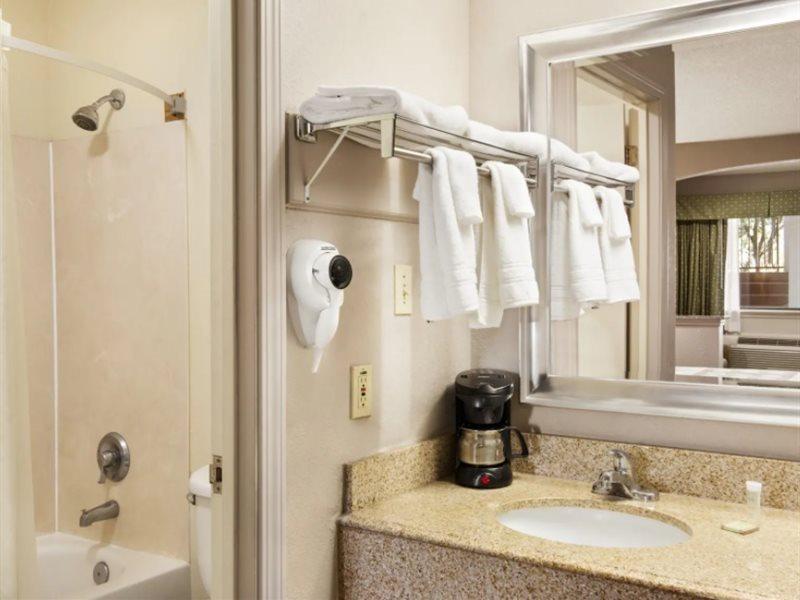 Super 8 Baton Rouge/I-12 Motel Bagian luar foto