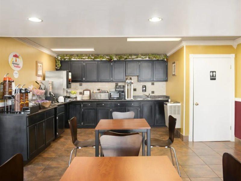 Super 8 Baton Rouge/I-12 Motel Bagian luar foto