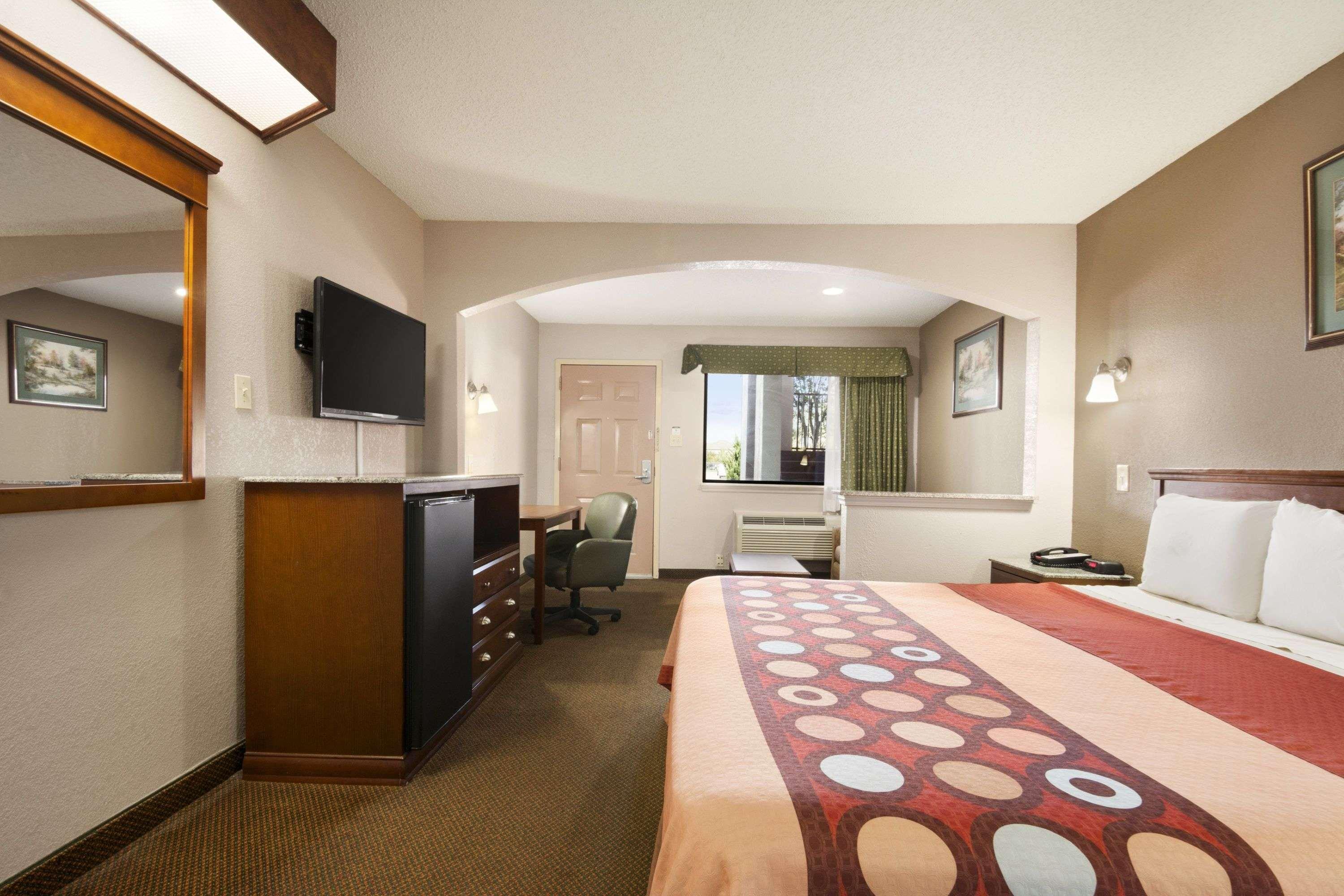 Super 8 Baton Rouge/I-12 Motel Bagian luar foto