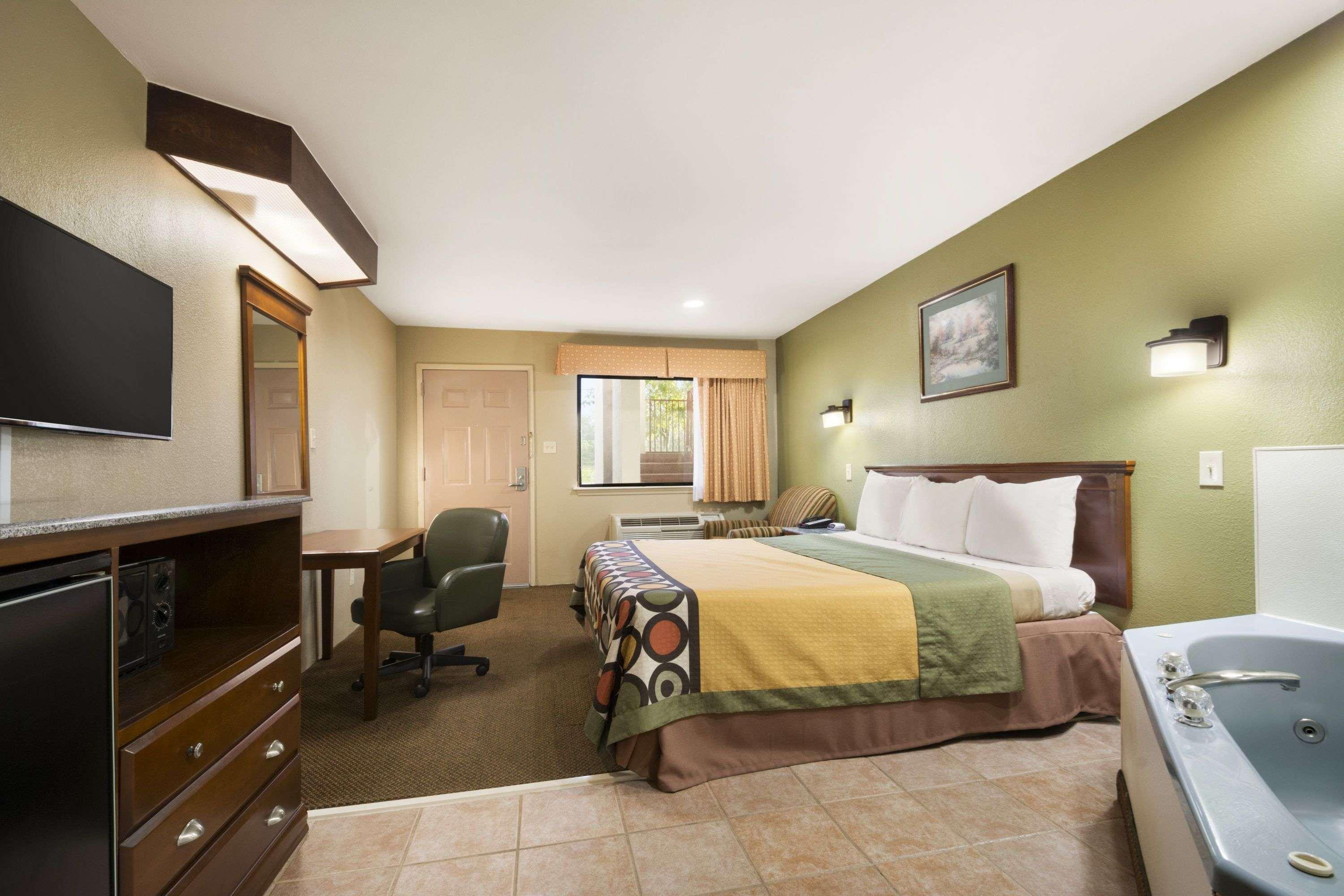 Super 8 Baton Rouge/I-12 Motel Bagian luar foto