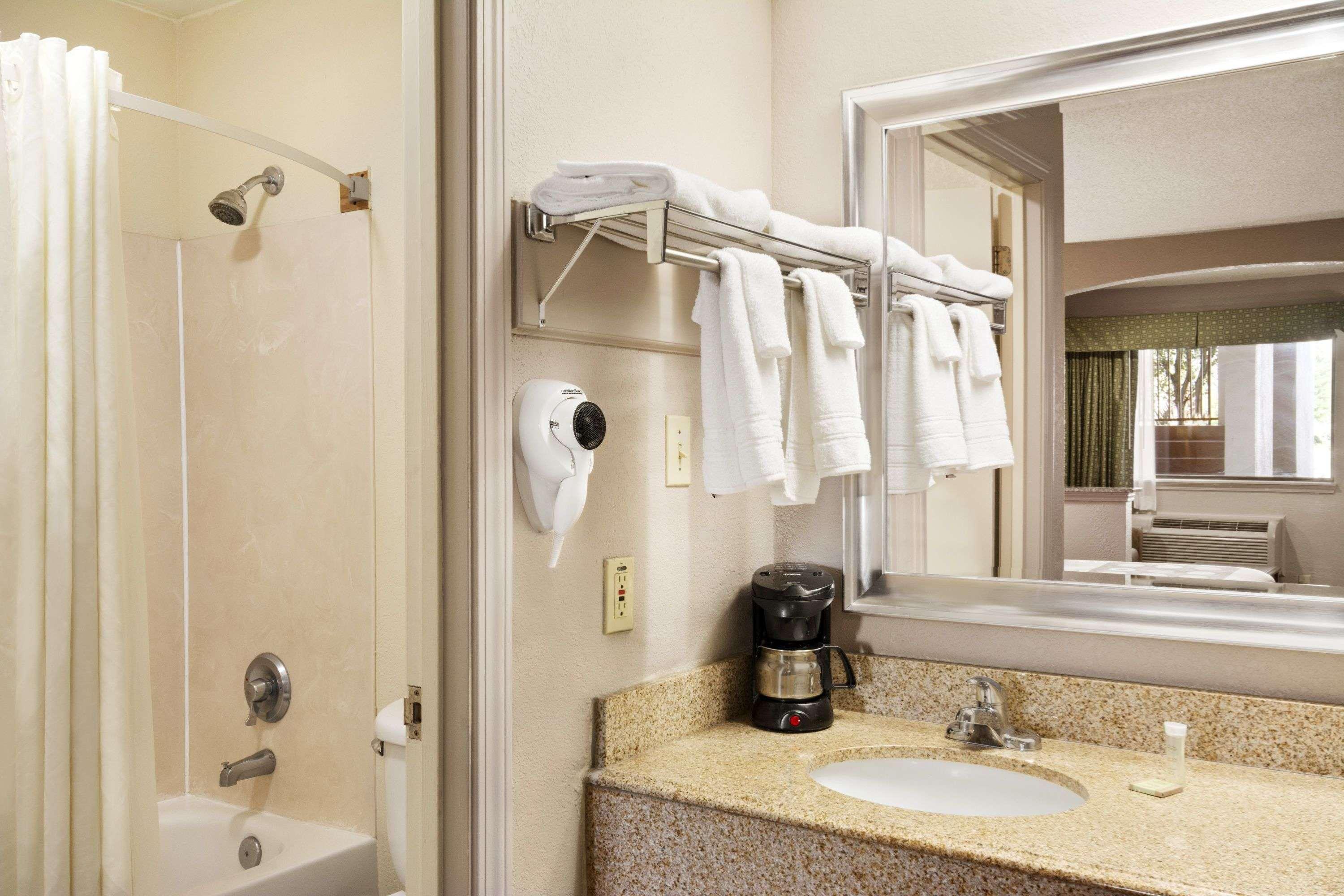Super 8 Baton Rouge/I-12 Motel Bagian luar foto